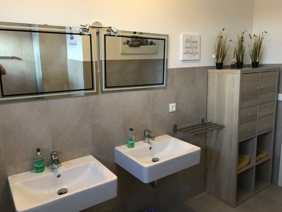 Kmheim, Cozy 103M2 Apartment, With 3 Bedroom And Covered Free Parking Place, Close To City Center Graz Kültér fotó